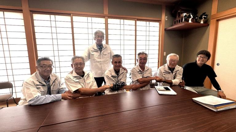 農事組合法人北斗西の皆様（左） JA福光　営農指導員　西村 圭史さん（右）