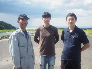 雄大さん（写真中央）、お父様（写真左）、写真右はJA鳥取西部 の山形祐季さん